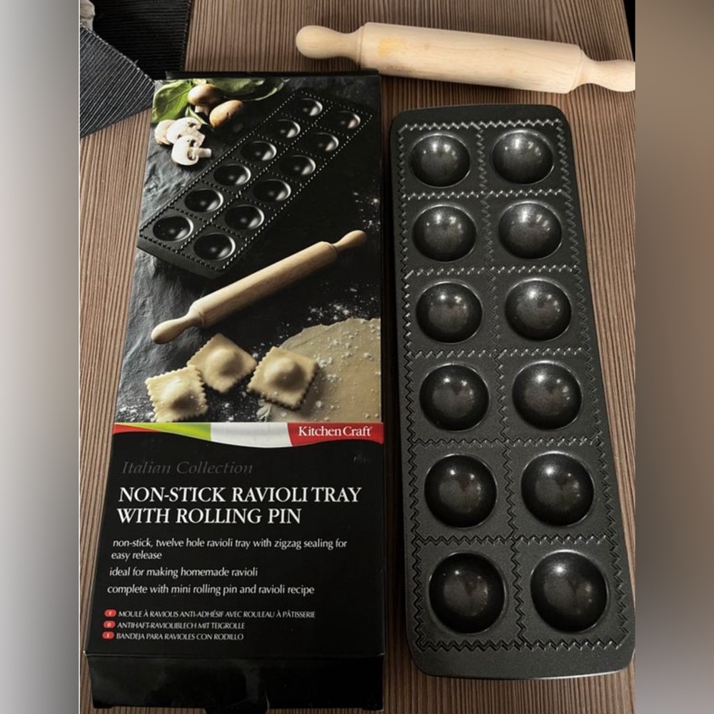 NON-STICK RAVIOLI TRAY WITH ROLLING PIN